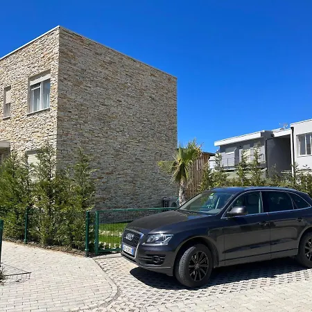 Loving 2- Bedrooms Vacation Home With Free Parking *