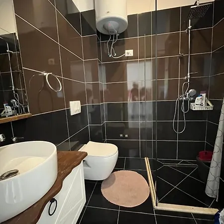 Tatil Evi Loving 2- Bedrooms Vacation Home With Free Parking Dıraç