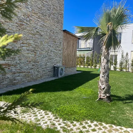 Tatil Evi Loving 2- Bedrooms Vacation Home With Free Parking